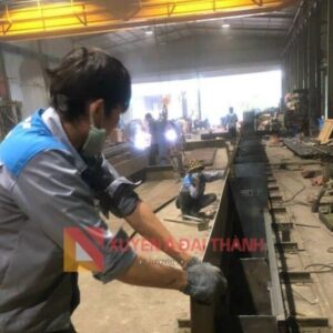 Chế tạo cầu trục trong nhà máy Xuyên Á Đại Thành